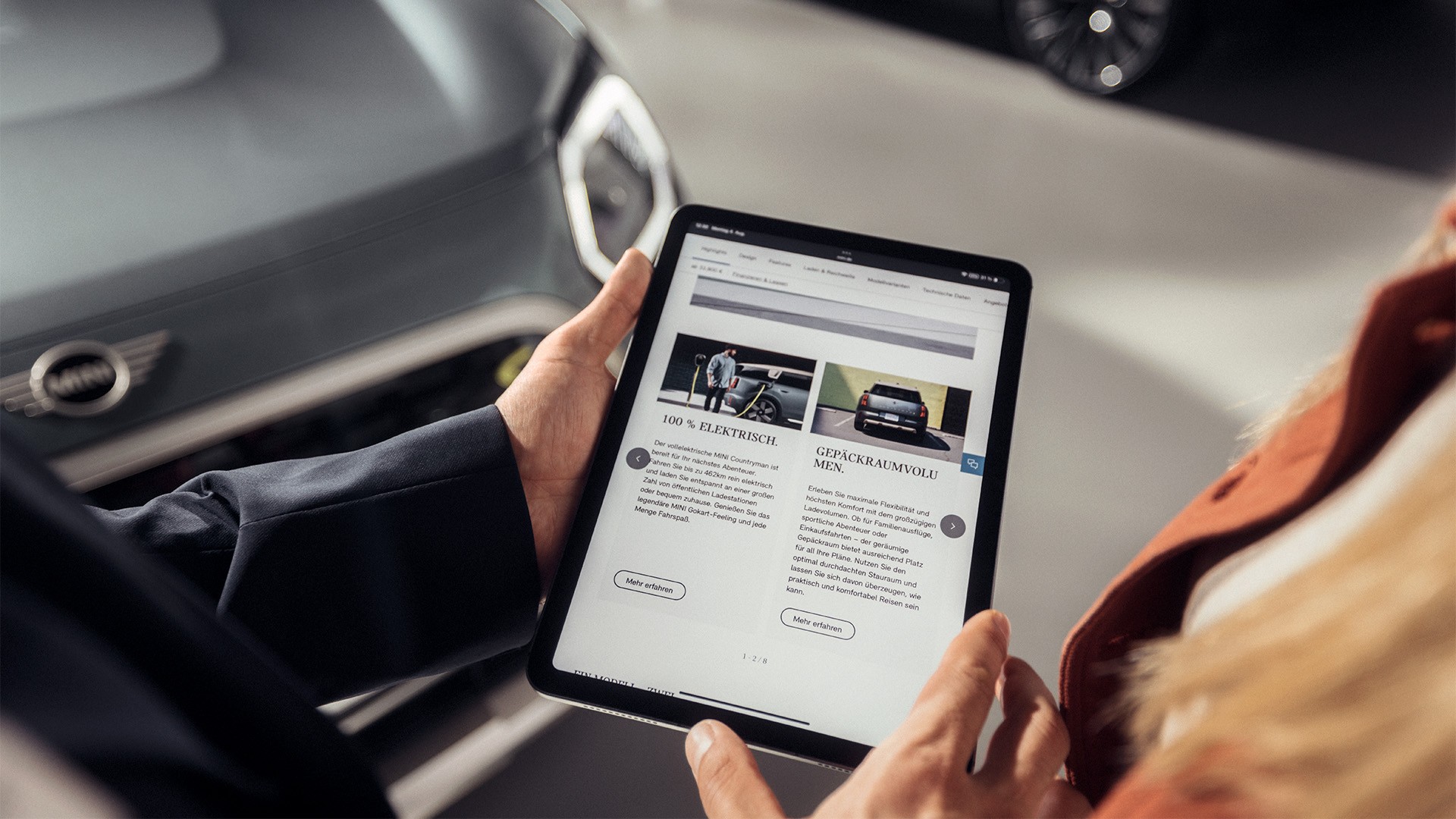 MINI Cooper şarj istasyonunda.